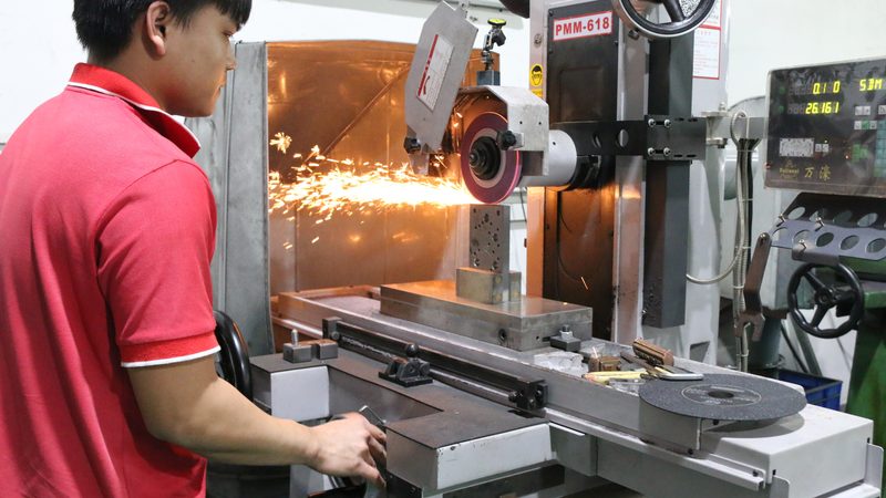小型汽车注塑模具：制造工艺与选型要点