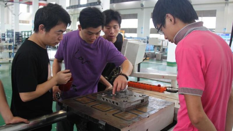 家电模具材质选择：揭秘影响精度的关键要素